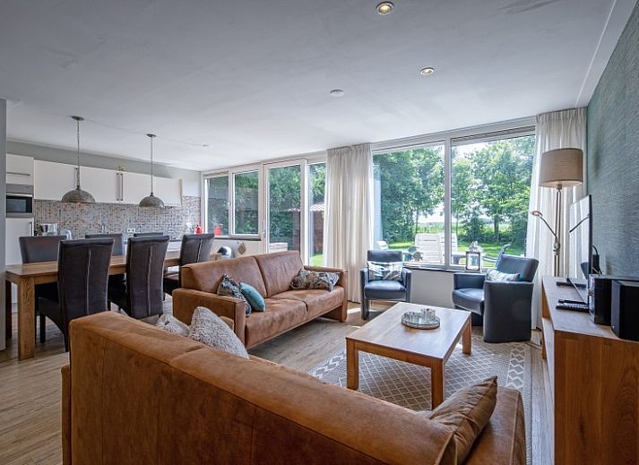 Geraeumiger Garten im Ferienhaus Slufterhoek 132 in De Cocksdorp, Texel, mit Terrasse und gruener Umgebung