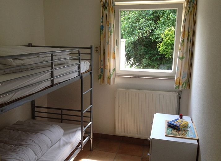 Gemuetliche Sitzecke im Bungalowpark Slufteroord, De Cocksdorp Texel, mit bequemem Sofa und Blick auf den gruenen Garten.