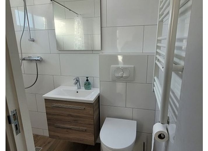 Bright living room of Bungalow Tamarisk 190, vacation home on Texel with comfortable interior.