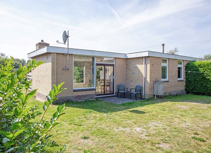 Bright living room of Bungalow Tamarisk 190, vacation home on Texel with comfortable interior.