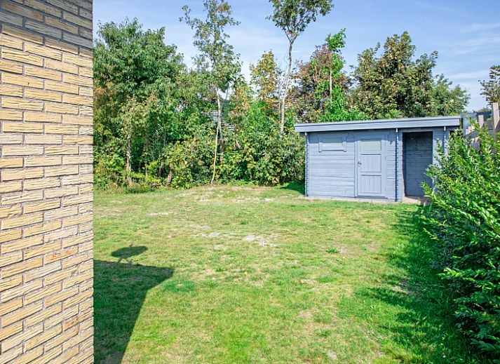 Cozy sitting area in Bungalow Tamarisk 190, De Cocksdorp, Texel, overlooking the garden.