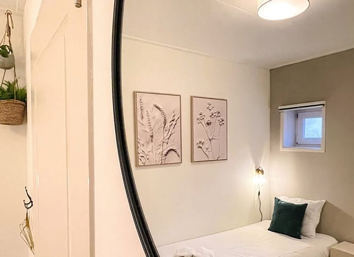 Luftaufnahme des Ferienhauses in De Cocksdorp, Texel, umgeben von ueppigem Gruen.