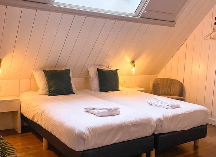 Luftaufnahme des Ferienhauses in De Cocksdorp, Texel, umgeben von ueppigem Gruen.