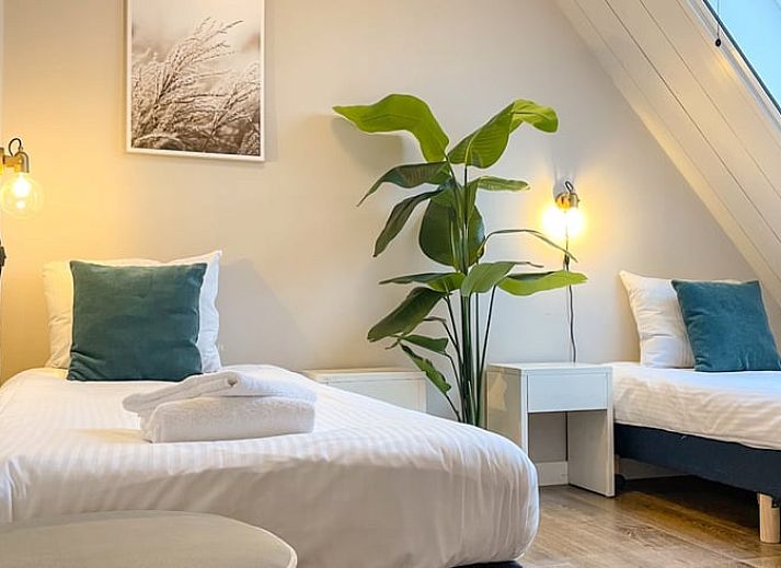 Stilvolles Wohnzimmer im Ferienhaus in De Cocksdorp, Texel, mit bequemen Ledersofas.