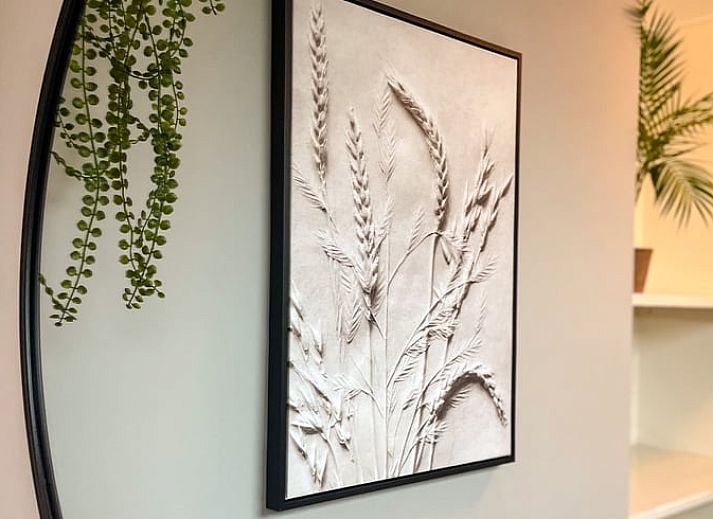 Stilvolles Wohnzimmer im Ferienhaus in De Cocksdorp, Texel, mit bequemen Ledersofas.