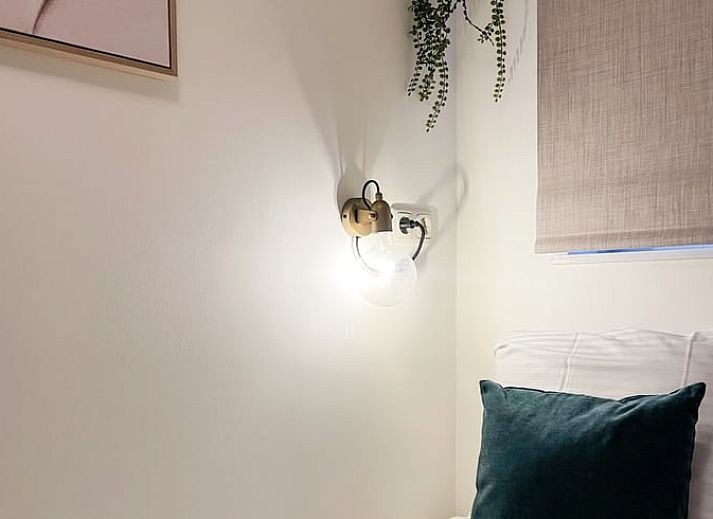 Stilvolles Wohnzimmer im Ferienhaus in De Cocksdorp, Texel, mit bequemen Ledersofas.