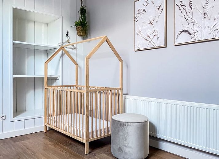 Moderne Kueche im Ferienhaus in De Cocksdorp, Texel, mit grauen Schraenken und kompletten Geraeten.