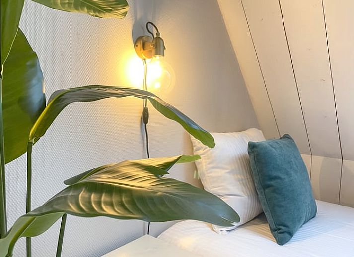 Gemuetliches Esszimmer mit Holztischen im Ferienhaus in De Cocksdorp, Texel.