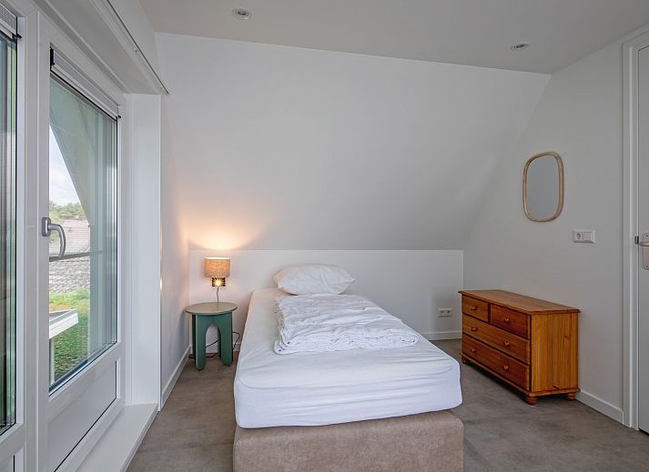 Lichte woonkamer met moderne inrichting in Vakantiehuis Slufterhoek 104, De Cocksdorp Texel, ideaal voor familievakanties.