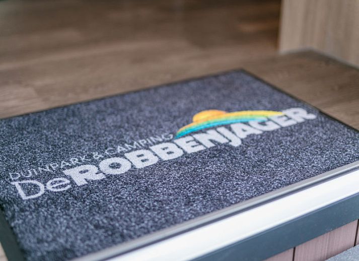 Gezellige woonkamer van Chalet 05 Nevada in De Cocksdorp Texel met zithoek en grote ramen voor veel licht.