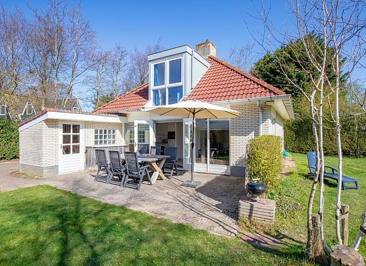 Geniessen Sie die Sonne auf der Terrasse des Ferienhauses Bungalowpark Slufterduin - 't Oppertje in De Cocksdorp, Texel.