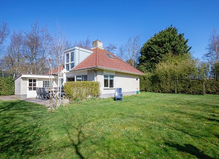 Geniessen Sie die Sonne auf der Terrasse des Ferienhauses Bungalowpark Slufterduin - 't Oppertje in De Cocksdorp, Texel.