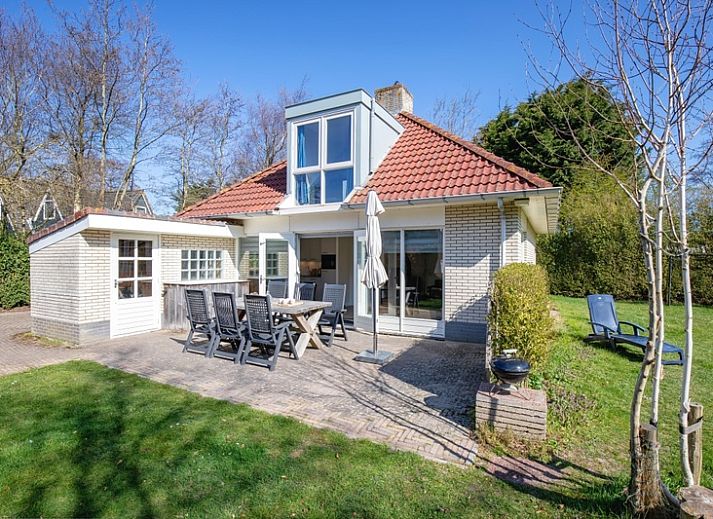 Geniessen Sie die Sonne auf der Terrasse des Ferienhauses Bungalowpark Slufterduin - 't Oppertje in De Cocksdorp, Texel.