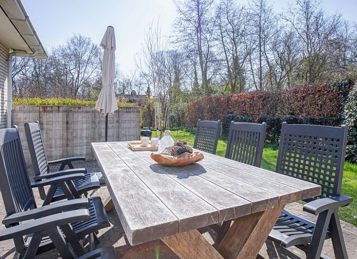 Geniessen Sie die Sonne auf der Terrasse des Ferienhauses Bungalowpark Slufterduin - 't Oppertje in De Cocksdorp, Texel.