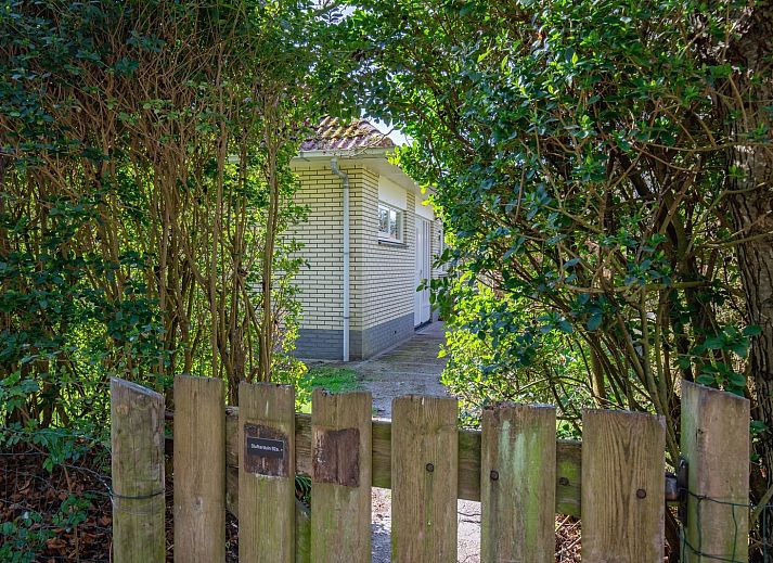 Grosser Garten im Bungalowpark Slufterduin - 't Oppertje, einem Ferienhaus in De Cocksdorp, Texel, ideal zum Entspannen.