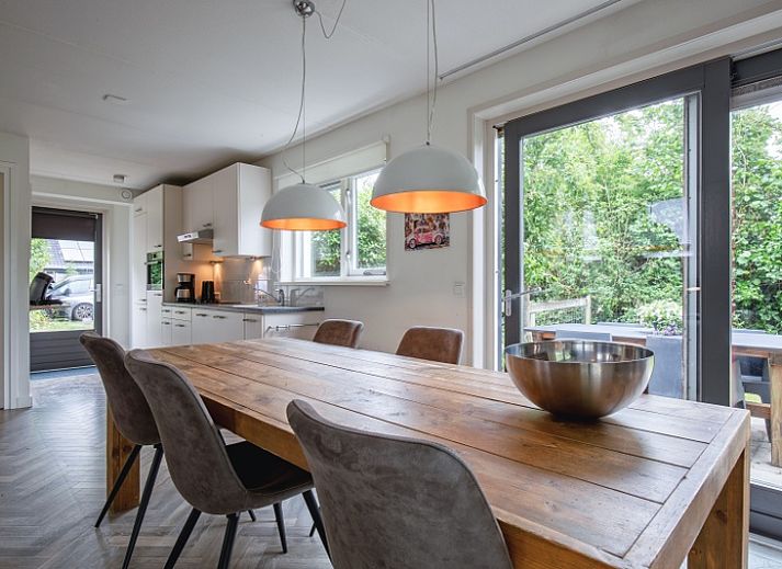 Blommetjes Buiten vakantiehuis in De Cocksdorp Texel met groene tuin en landelijke gevel.