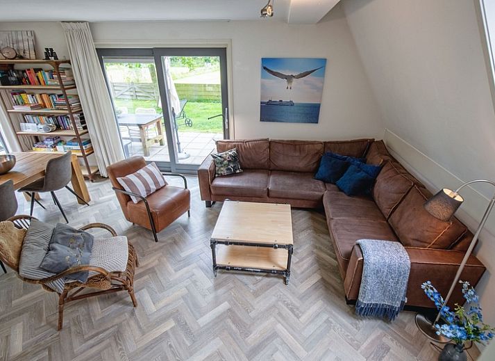 Blommetjes Buiten vakantiehuis in De Cocksdorp Texel met groene tuin en landelijke gevel.