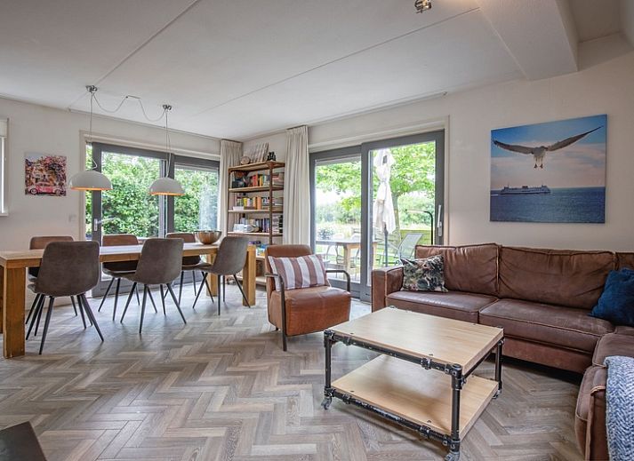 Blommetjes Buiten vakantiehuis in De Cocksdorp Texel met groene tuin en landelijke gevel.