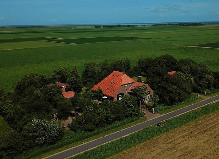 Ferienhaus in De Cocksdorp, Texel, mit charmantem Eingang und laendlicher Atmosphaere auf den Watteninseln.
