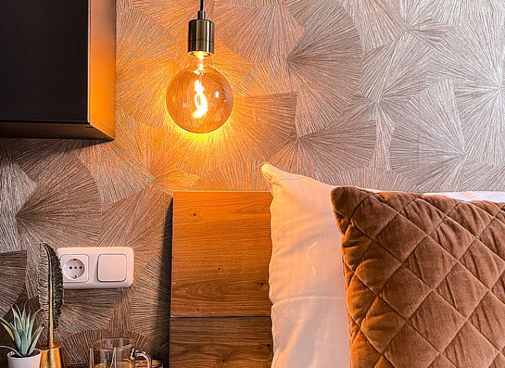 Luftaufnahme des Ferienhauses in De Cocksdorp, Texel, umgeben von gruenen Feldern und natuerlicher Schoenheit auf den Waddeninseln.