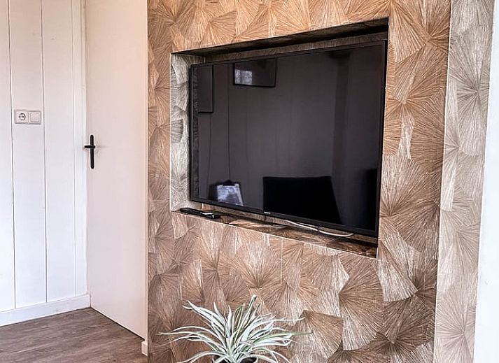 Luftaufnahme des Ferienhauses in De Cocksdorp, Texel, umgeben von gruenen Feldern und natuerlicher Schoenheit auf den Waddeninseln.