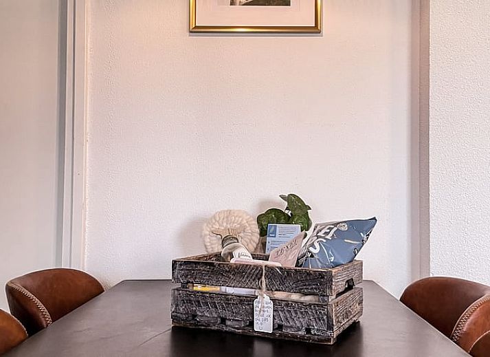 Luftaufnahme des Ferienhauses in De Cocksdorp, Texel, umgeben von gruenen Feldern und natuerlicher Schoenheit auf den Waddeninseln.