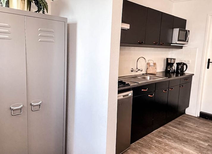 Luftaufnahme des Ferienhauses in De Cocksdorp, Texel, umgeben von gruenen Feldern und natuerlicher Schoenheit auf den Waddeninseln.