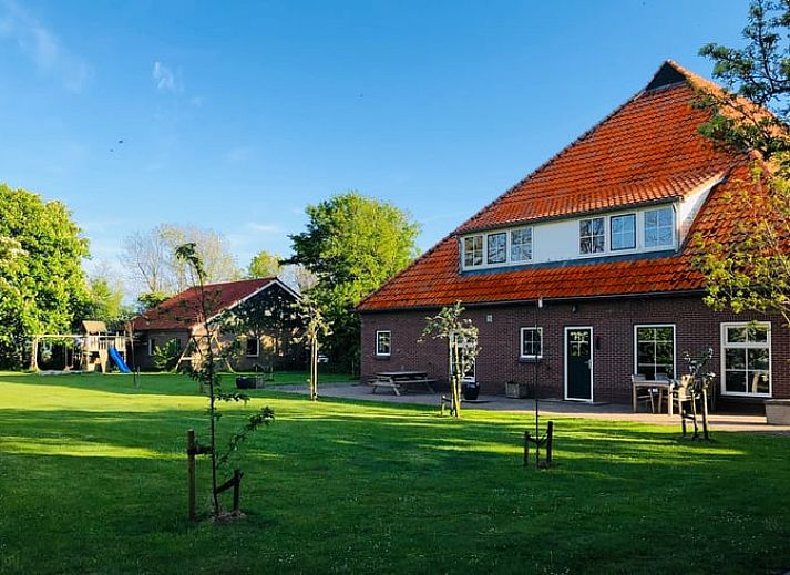 Sonnenuntergang am Eingang des Ferienhauses in De Cocksdorp, Texel, mit warmer Beleuchtung auf den Watteninseln.
