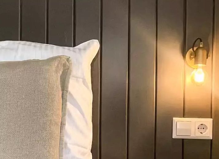 Entree van Huisje in De Cocksdorp, vakantiehuis in Texel, Waddeneilanden met rode bakstenen en landelijke charme.