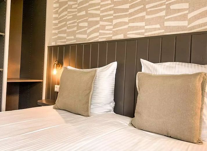 Luchtfoto van Huisje in De Cocksdorp, vakantieaccommodatie op Texel, omgeven door groene velden en natuur.