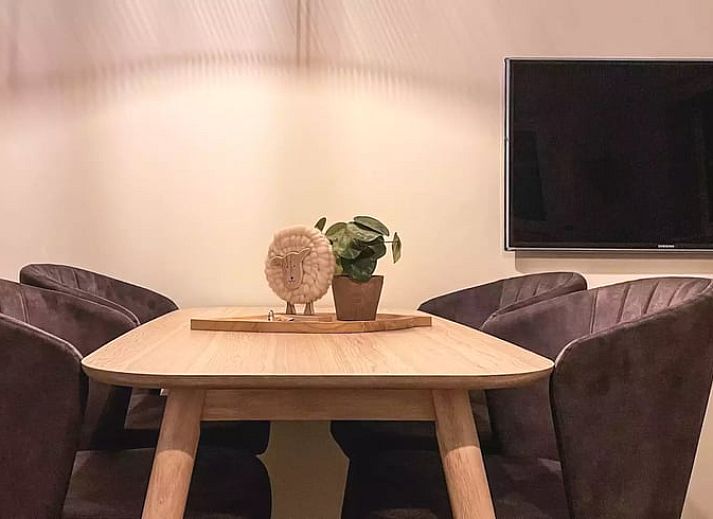 Luchtfoto van Huisje in De Cocksdorp, vakantieaccommodatie op Texel, omgeven door groene velden en natuur.