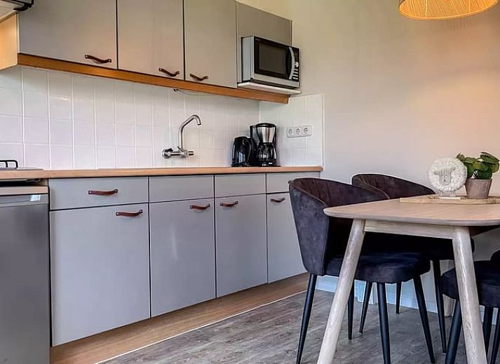 Luchtfoto van Huisje in De Cocksdorp, vakantieaccommodatie op Texel, omgeven door groene velden en natuur.