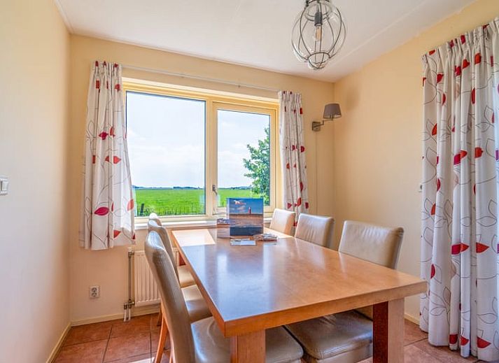 Gemuetliches Wohnzimmer des Ferienhauses in De Cocksdorp Texel mit komfortabler Sitzecke.