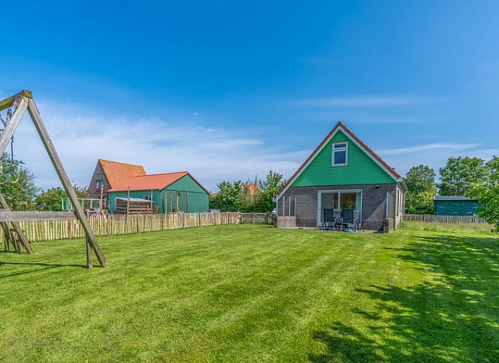 Helles Wohn- und Esszimmer im Ferienhaus in De Cocksdorp Texel mit Blick auf die Natur.