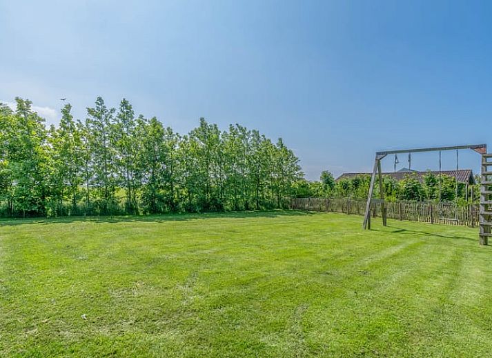Helles Wohn- und Esszimmer im Ferienhaus in De Cocksdorp Texel mit Blick auf die Natur.