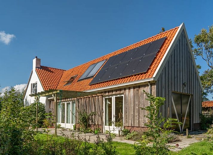 Gemuetliches Schlafzimmer im Ferienhaus in De Cocksdorp, Texel, mit Holzinterieur und bequemen Betten.