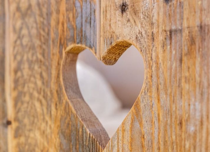 Modernes Badezimmer im Ferienhaus in De Cocksdorp, Texel, mit geraeumiger Dusche und stilvollem Waschbecken.