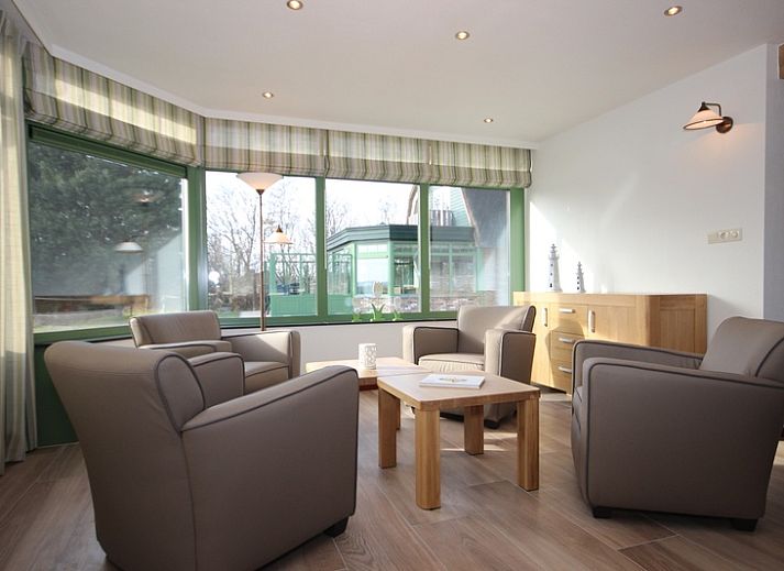 Geraeumiges Esszimmer mit Aussicht in Villa De Witte Hoek Wintergarten haustierfrei, Ferienhaus auf Texel, Watteninseln.