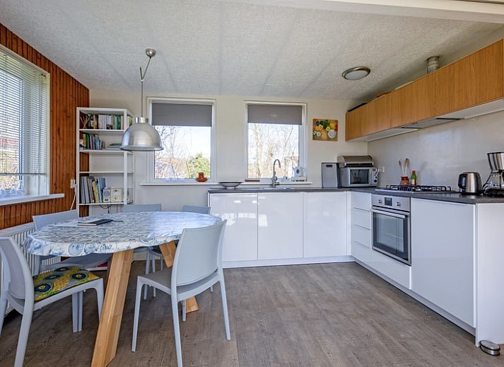 Bungalowpark Slufteroord - Ferienhaus Slufteroord 292 in De Cocksdorp, Texel mit gruenem Garten und Terrasse.