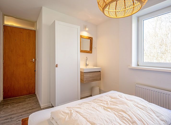 Helles Wohnzimmer im Ferienhaus Slufteroord 292 mit Blick auf den Garten in De Cocksdorp, Texel.