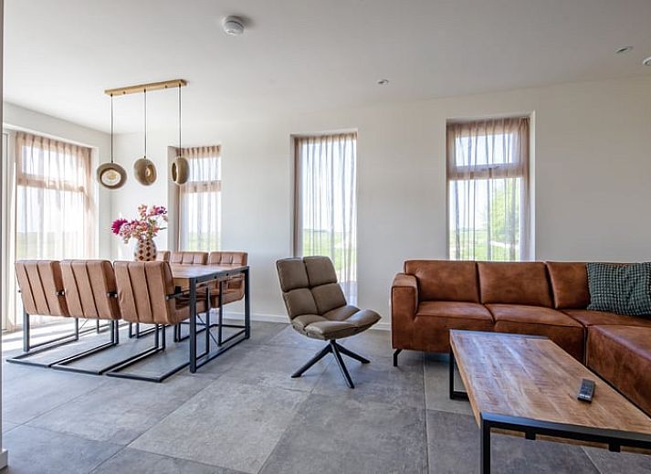 Bunte Blumenwiese in der Naehe des Ferienhauses in De Cocksdorp, Texel, ideal fuer Naturliebhaber auf den Watteninseln.