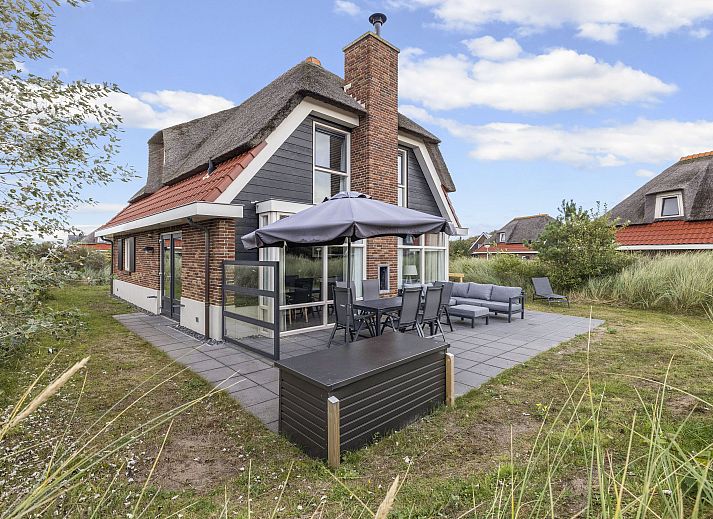 Helles Wohnzimmer mit Blick auf den Garten in Sluftervallei 6-Personen-Bungalow, De Cocksdorp.