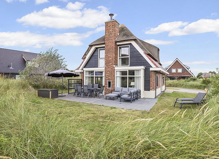 Helles Wohnzimmer mit Blick auf den Garten in Sluftervallei 6-Personen-Bungalow, De Cocksdorp.