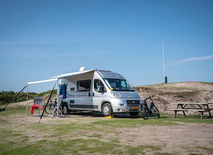 Sluftervallei Comfort campingplaats C1 in De Cocksdorp, Texel met ruime camperplek en uitzicht op duinen.