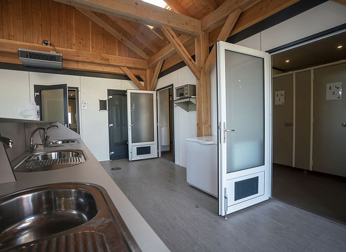 Sluftervallei Comfort campingplaats C1 in De Cocksdorp, Texel met ruime camperplek en uitzicht op duinen.