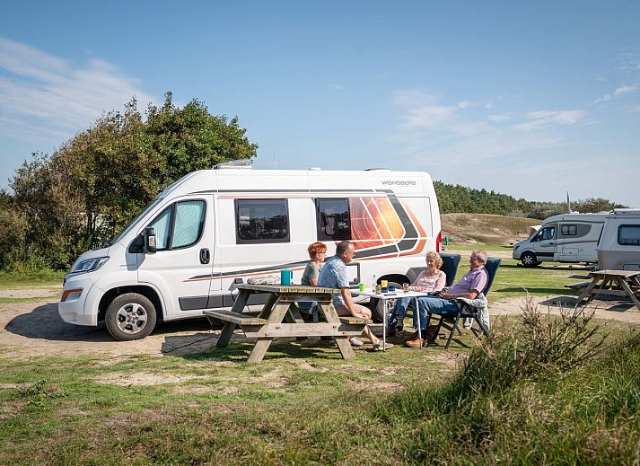 Geniet van de natuur bij Sluftervallei Comfort campingplaats C1, gelegen in De Cocksdorp, Texel met camper en fietsen.