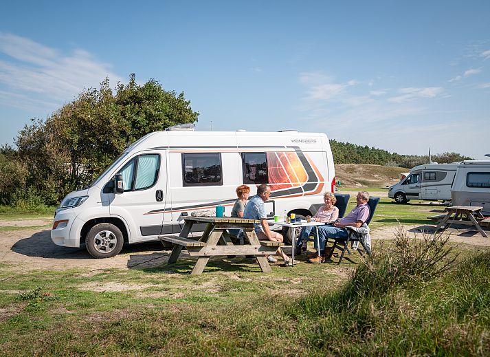 Veranda van Sluftervallei Comfort campingplaats C1 in De Cocksdorp, Texel met zitgedeelte en omringende natuur.