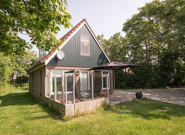 Bungalow Klein Axel in De Cocksdorp, Texel mit einer sonnigen Terrasse und gruener Umgebung.