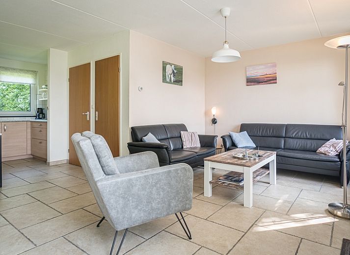 Ferienhaus Bungalow Klein Axel auf Texel mit einer schoenen Terrasse inmitten der Natur.