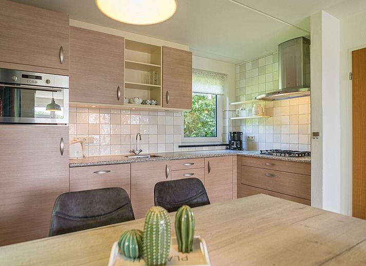 Ferienhaus Bungalow Klein Axel auf Texel mit einer schoenen Terrasse inmitten der Natur.